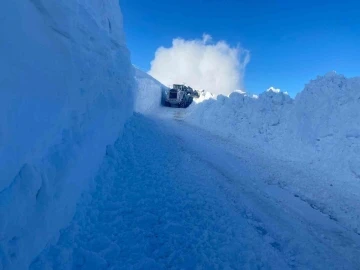 Kar kalınlığının 2 metreyi bulduğu bölgede yol açma çalışması
