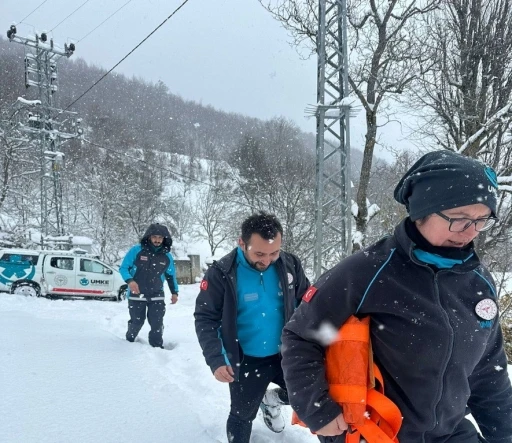 Kar sebebiyle yolu kapanan köydeki hasta için seferber oldular
