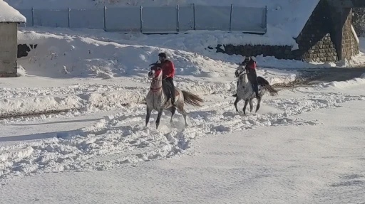 Kar üstünde cirit antrenmanı nefes kesti
