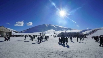 Kar yağdı, kayak merkezi doldu
