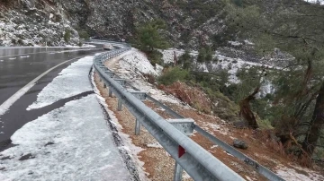 Kar yağışı Datça’yı beyaza büründü