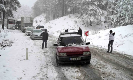 Kar yağışı nedeniyle Kazdağları’nda araç trafiği zaman zaman durma noktasına geliyor
