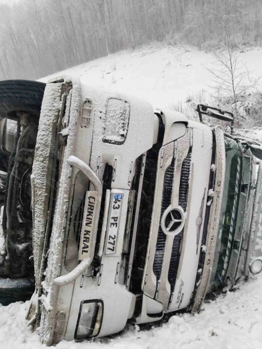 İnegöl Domaniç yolunda kar yağışı sebebiyle yoldan çıkan tır devrildi: 2 yaralı