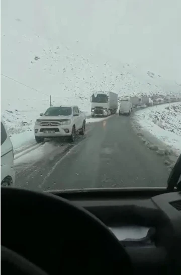 Kar yağışı ulaşımı aksattı
