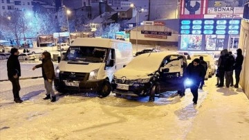 Kar yağışının etkili olduğu Erzurum'da 8 aracın karıştığı zincirleme kaza