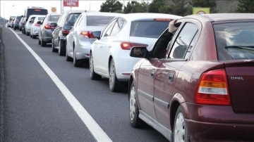 Kara yollarında bayram öncesi trafik yoğunluğu arttı