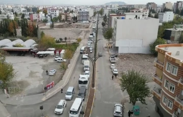 Kara yoluna yıkılan bina trafik yoğunluğuna neden oldu
