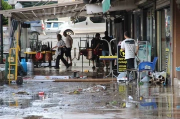 Karabağlar Belediyesi’nin önünü su bastı