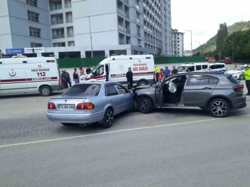 Karabük’te iki otomobil çarpıştı: 2’si çocuk 5 yaralı