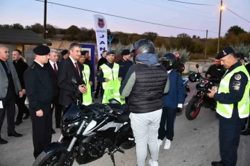 Karabük’te sürücülere reflektif yelek dağıtıldı
