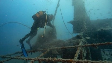 Karaburun'da 30 metre derinlikteki batıktan "hayalet ağ" topladılar