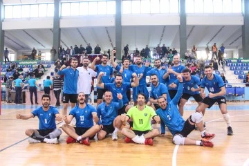 Karacabey Belediyespor voleybolda liderlik koltuğunda