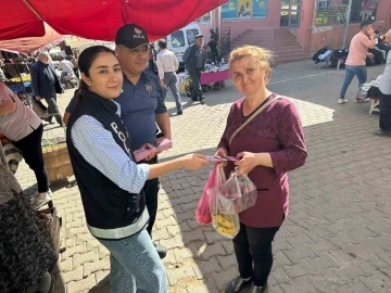 Karacasu’da polis ekipleri vatandaşları KADES konusunda bilgilendirdi
