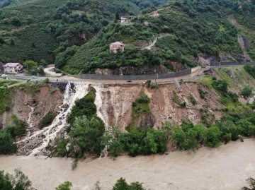 Karadeniz-Akdeniz yolu heyelan nedeniyle ulaşıma kapandı
