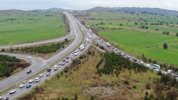 Karadeniz bağlantı yolundaki uzun araç kuyruğu dron ile görüntülendi
