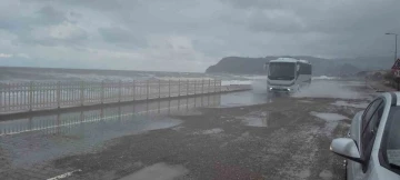 Karadeniz’de fırtına etkili oluyor: Dalgalar sahili dövdü
