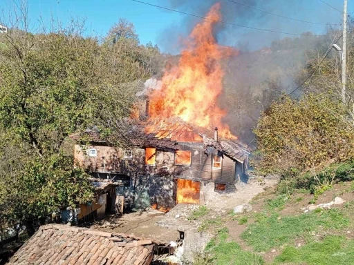 Karadeniz Ereğli’de iki katlı ahşap ev tamamen yandı
