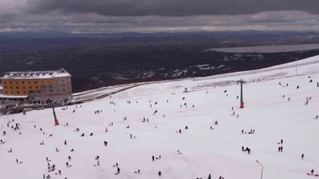 Karadeniz kara hasret, kar tutkunları Akdağ’a akın etti
