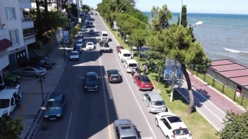 Karadeniz Sahil Yolu’nda yoğun trafik nedeniyle emniyetten sıkı tedbir
