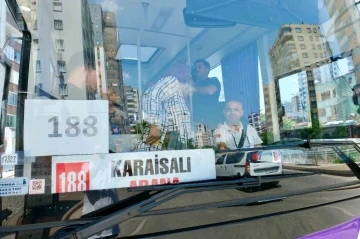 Karaisalı’da otobüs durağına yazı yazarak Zeydan Karalar’dan yeni otobüs isteyen ilçe halkının arzusu yerine getirildi
