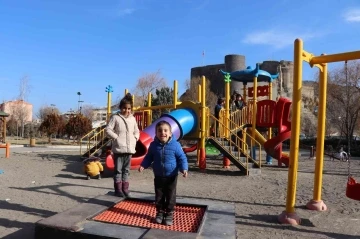 Karakışta Oltu’da bahar havası yaşanıyor
