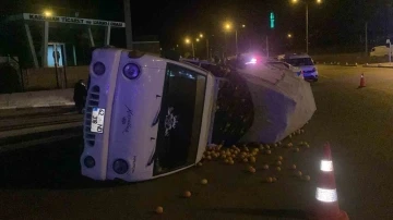 Karaman’da devrilen narenciye yüklü kamyonetin sürücüsü ölümden döndü
