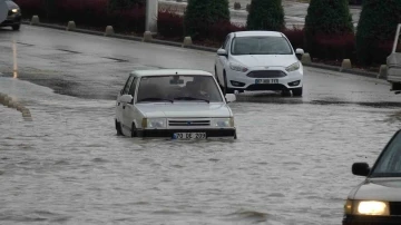 Karaman’da sağanak etkili oldu, araçlar yolda mahsur kaldı
