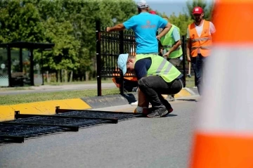 Karaman Yolu’nda yayaların hayatını plastik bariyer koruyacak
