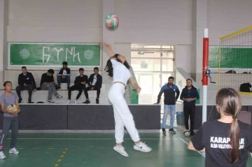 Karapınar ilçesinde voleybol kursuna yoğun ilgi
