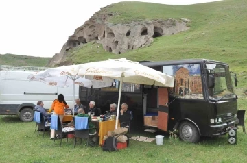 Karavanıyla turistleri gezdiriyor