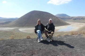 Karavanla Türkiye turuna çıkan Alman çift, Meke Gölü’nde mola verdi
