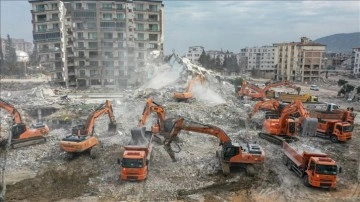 Karayollarının "turuncu kamyonları" Hatay'da enkaz kaldırmak için 20 bin sefer düzenl