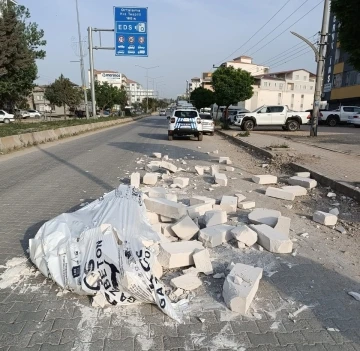 Karayoluna inşaat malzemesi döküldü
