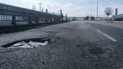 Karayolunda  oluşan çöküntüler tehlike saçıyor
