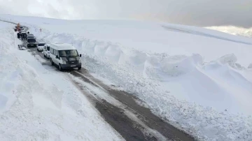 Karda mahsur kalan 60 kişi kurtarıldı
