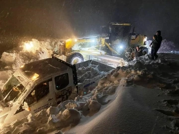 Karda mahsur kalan arıcılar 24 saat sonra kurtarıldı
