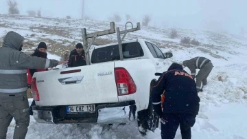 Karda mahsur kalan elektrik dağıtım ekibini AFAD kurtardı