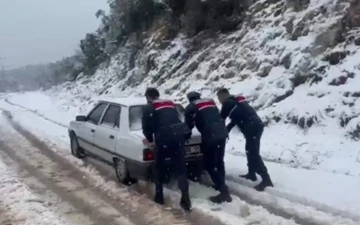 Karda mahsur kalanlara jandarma yetişti
