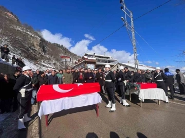 Kardeşi, yengesi ve yeğenini enkaz altından çıkartan uzman çavuş Esat Alkurt yaşadığı çaresizliği gözyaşları ile anlattı