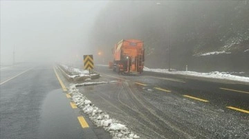 Karın etkili olduğu Bolu Dağı güzergahında küreme ve tuzlama çalışması yapılıyor