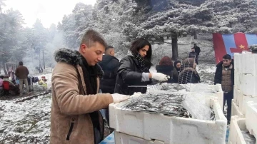 Karlar altında hamsi festivali: 2 ton hamsi tükettiler
