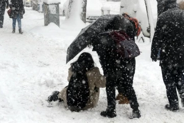 Karlı ve buzlu yolda yürümenin püf noktaları
