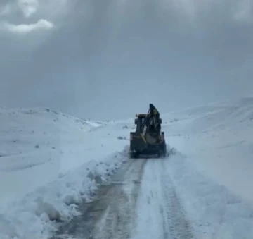 Karlı yolları aşan ekipler, hastaların yardımına ulaştı
