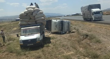 Karlıova’da saman yüklü kamyon devrildi
