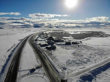 Kars beyaza büründü, vatandaşlar kartopu oynadı
