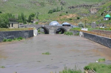 Kars Çayı’nın rengi değişti
