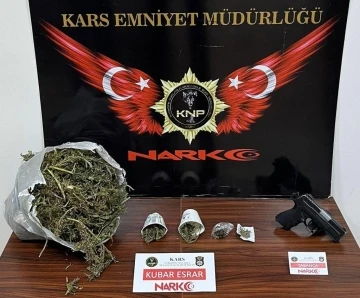 Kars’ta 1 kilo 880 gram esrar ele geçirildi
