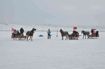 Kars’ta buz üstünde atlı kızakla gezdiler, soğuğa aldırış etmeden horon teptiler
