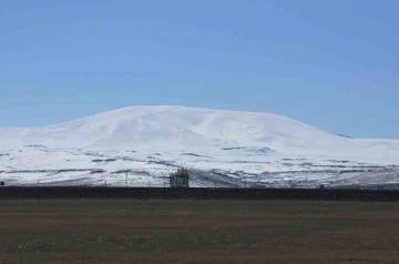 Kars’ta dağlar beyaz örtüyle kaplandı
