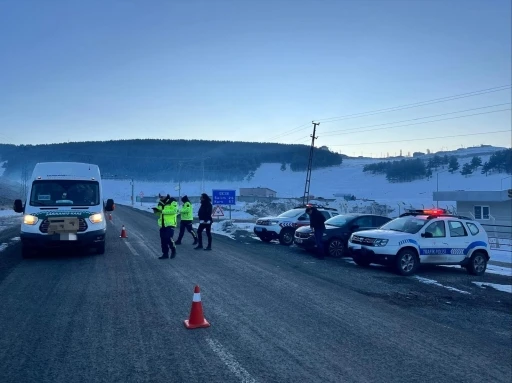 Kars’ta jandarma, şok yol uygulamalarını sürdürüyor
